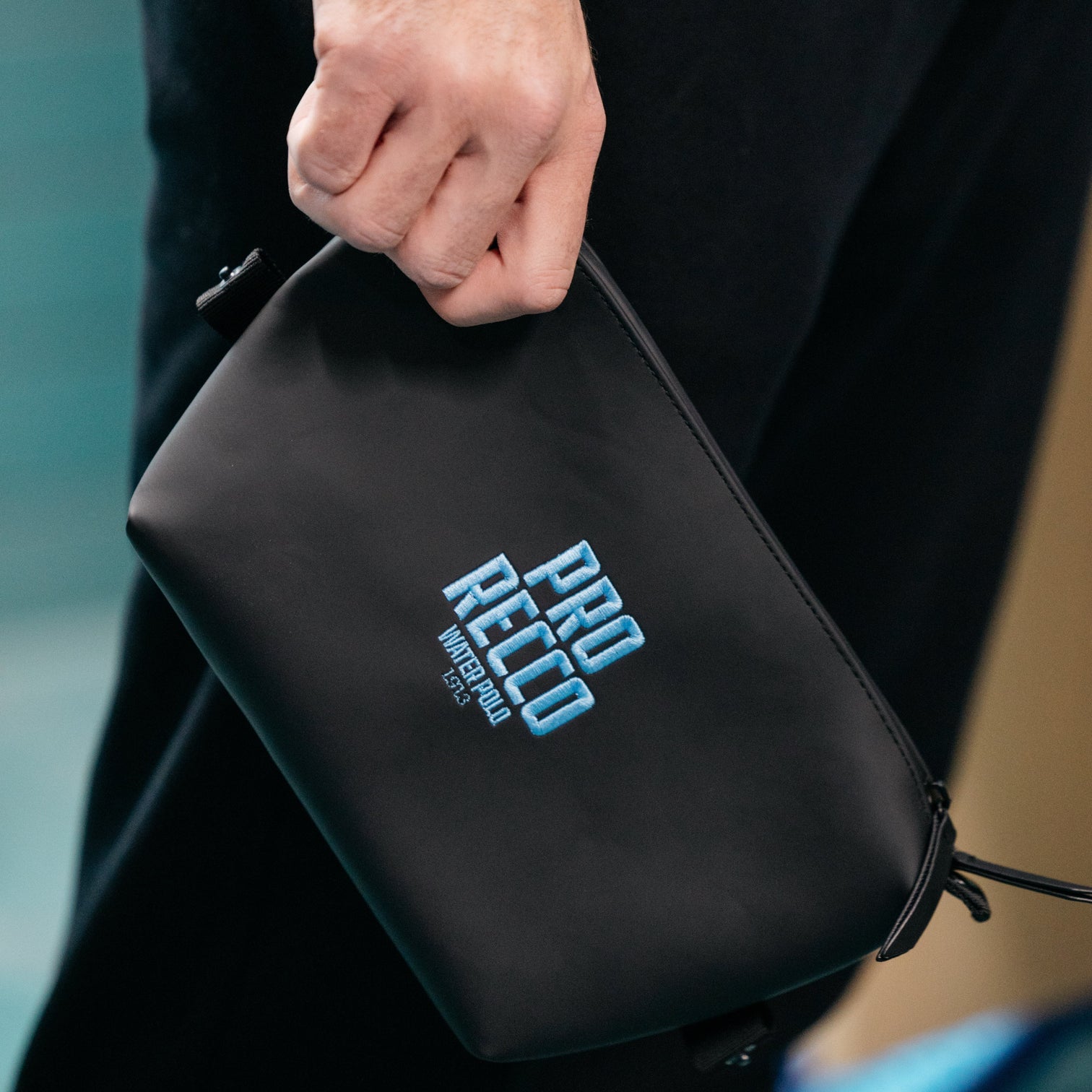 Pochette Nera con Ricamo Azzurro